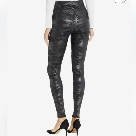 SPANX Black Camouflage Seamless , Shiny Look at Me Now Leggings .Size Large - Picture 8 of 14